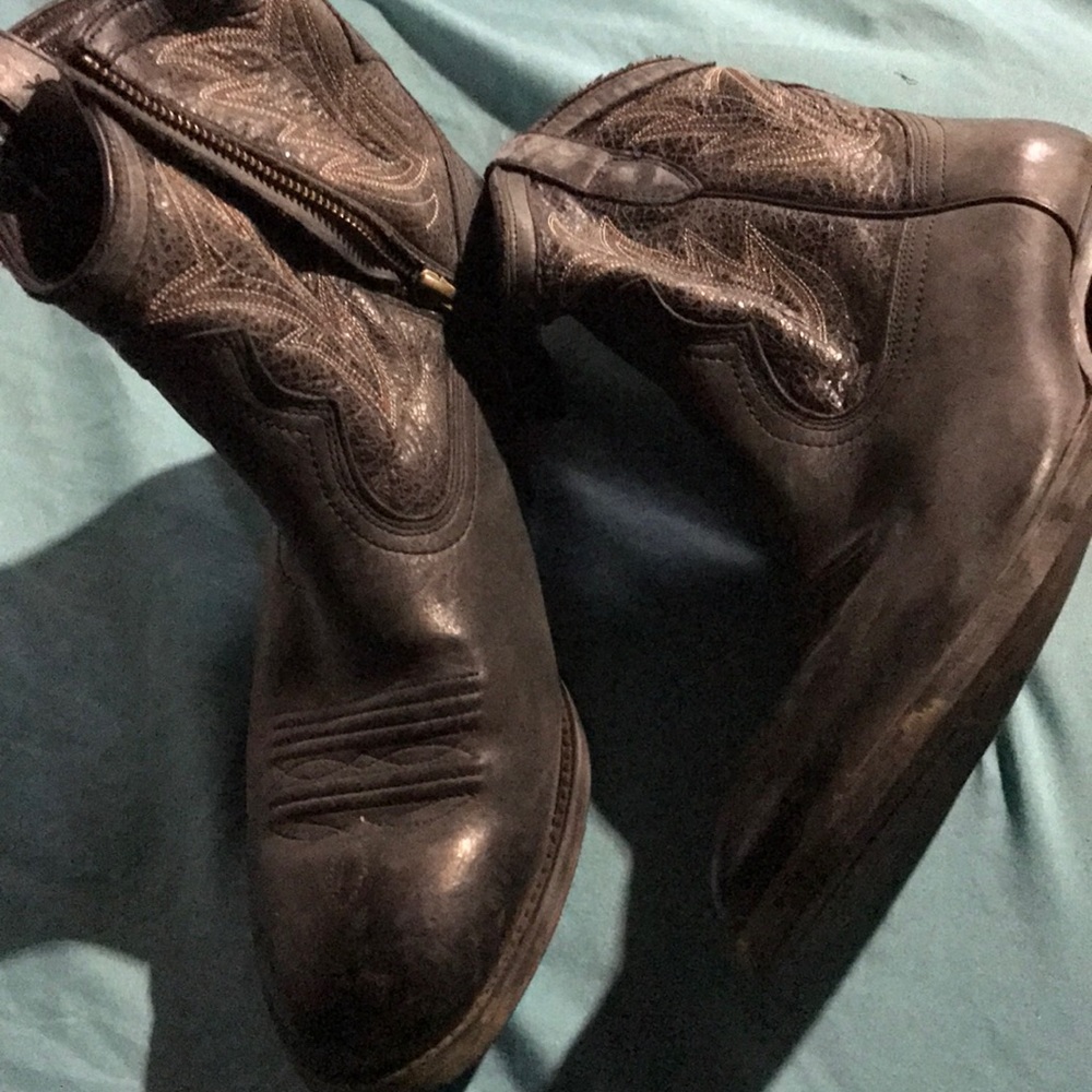 Woman’s Ariat size 10 black bootie like new